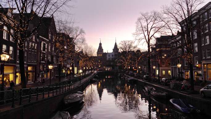 圣诞节时间在阿姆斯特丹老城的斯皮格尔格拉赫特。