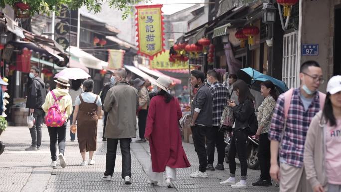 逛古街古巷的夫妻背影-市井人流yz