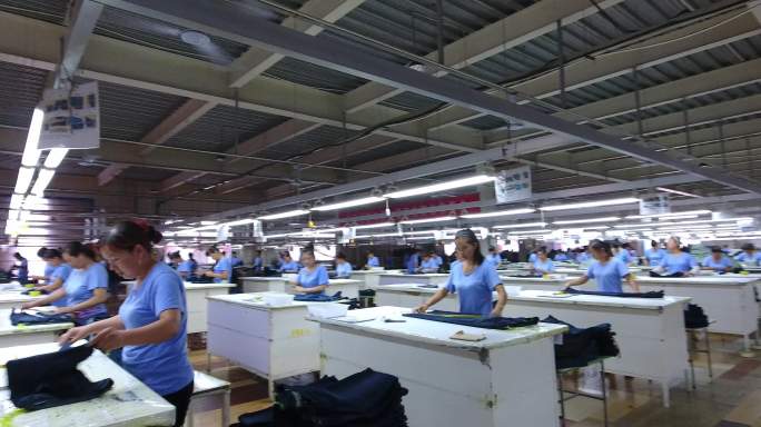 服装厂 缝纫机 纺织厂 加工车间工人加工