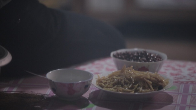 吃饭 粗茶淡饭 生活拮据 贫困