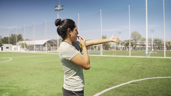 女子足球：吹口哨绿茵场青训