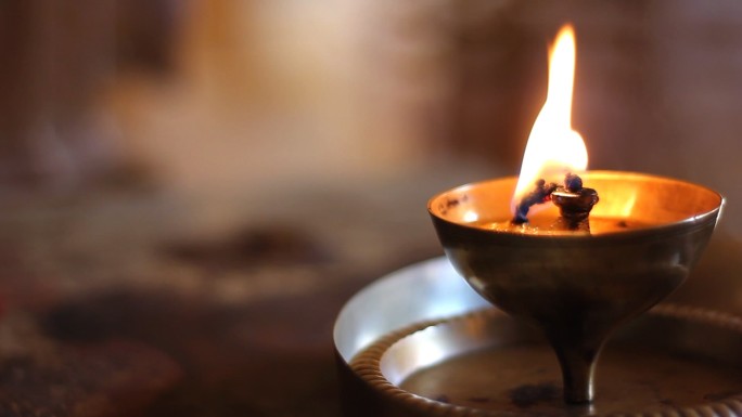 印度印度教寺庙的油灯燃烧