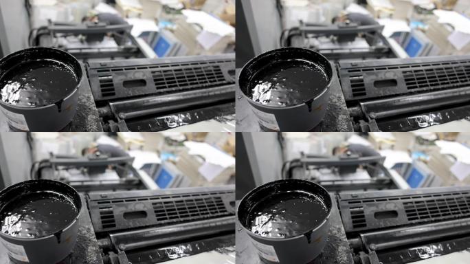 在印刷机上用黑色墨水对桶进行特写