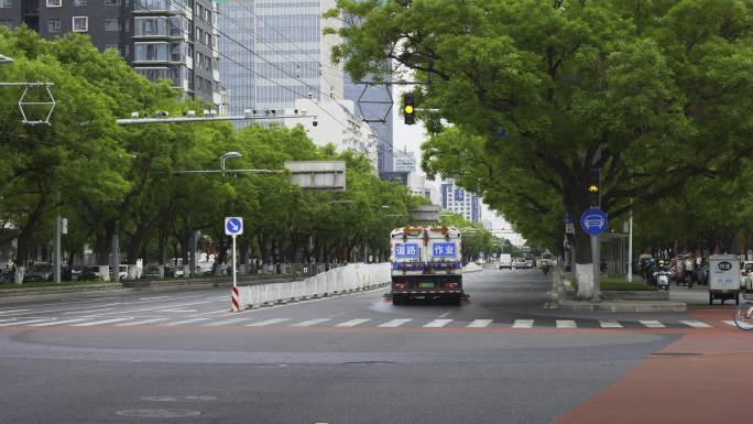 北京道路作业车 骑车过马路