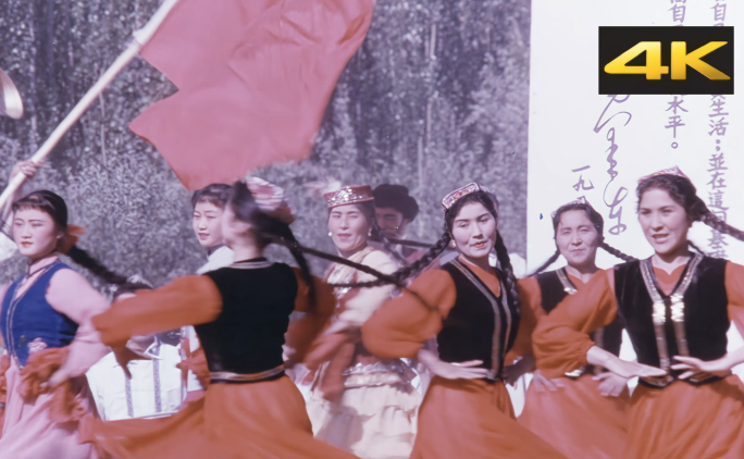 新疆维吾尔族歌舞聚会载歌载舞 欢歌狂欢