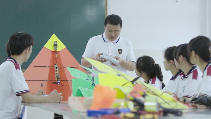 科技教学高中老师正在教学生做手办无人机