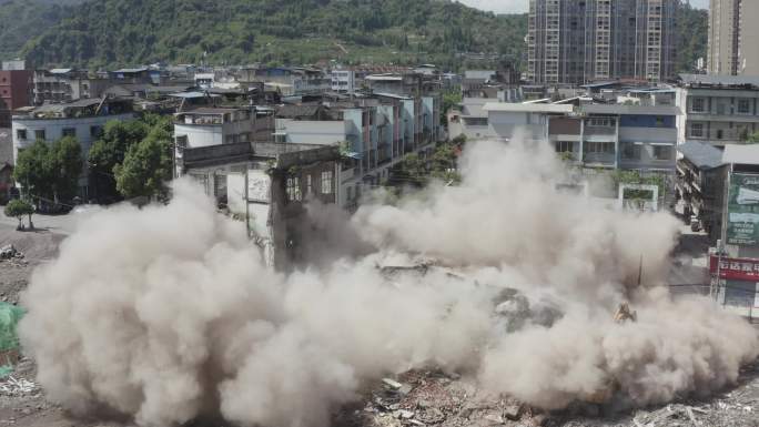 城市建设老旧街区旧房改造拆除挖掘机作业