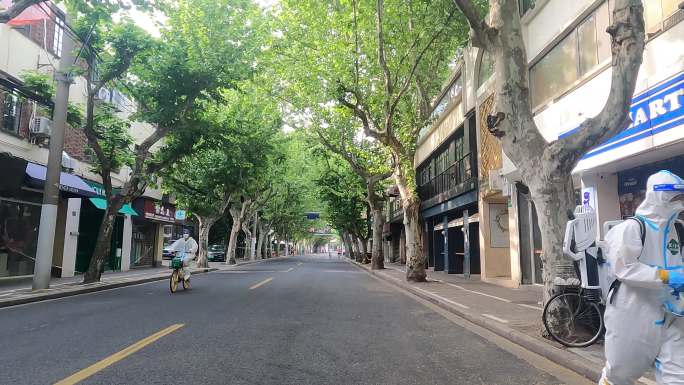 上海封城中的街道上大白