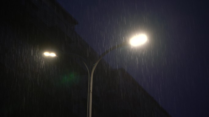 大雨暴雨晚上夜晚路灯雨水雨滴雨丝雨夜