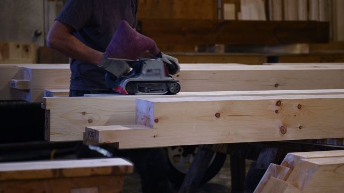 木匠车间修缮木梁生态自建房屋结构