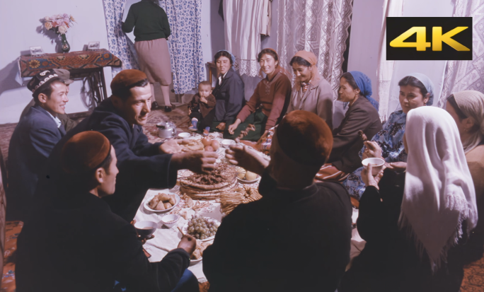 新疆村民大丰收家庭聚会吃羊肉串