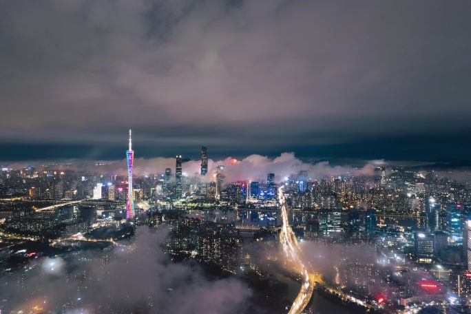 雨后广州广州塔珠江新城云雾仙境