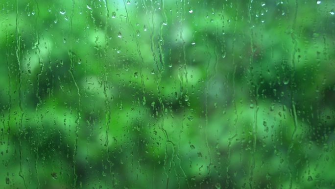 下雨玻璃窗边窗外