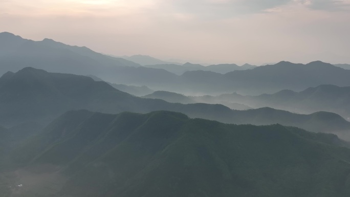 航拍浙江山水早晨水墨云雾晨雾绍兴诸暨马剑