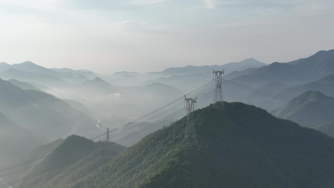 航拍浙江山区高山电线电塔高压线输送云雾