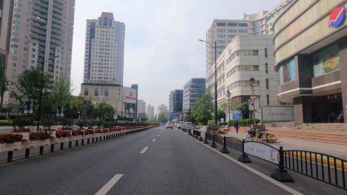 上海封城中的现代商业街道路况