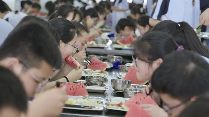 食堂餐厅正在吃饭的学生