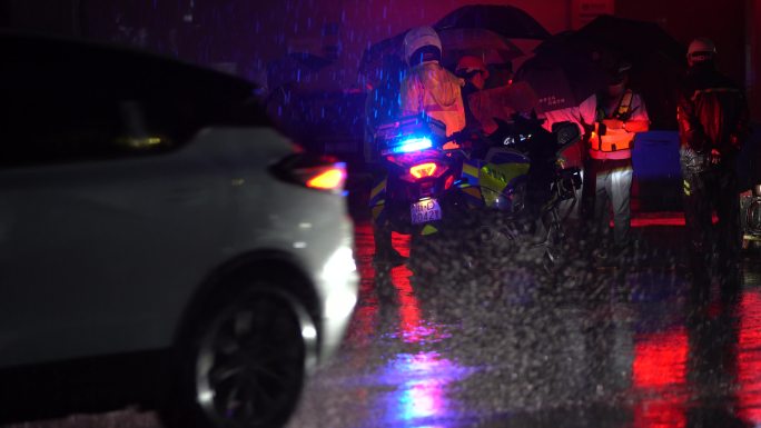 大雨暴雨夜晚城市道路交通事故交警处理