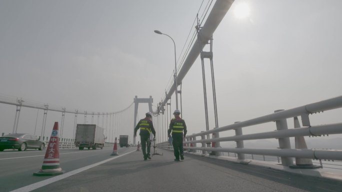 广州交投路政人员行走背影桥面维护检测升格