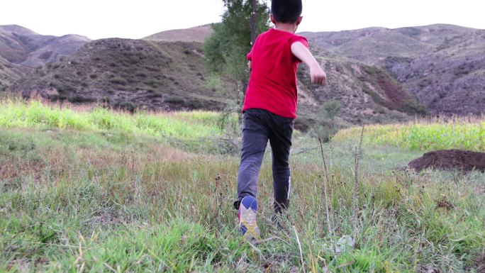 小孩在田野草地拼命奔跑慢动作
