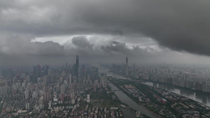 傍晚大雨将至黑云压城的广州