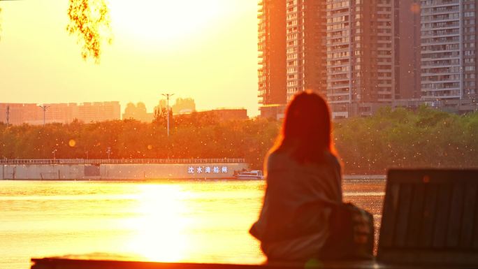 夕阳下金色水面女孩美女伤感唯美浪漫背影