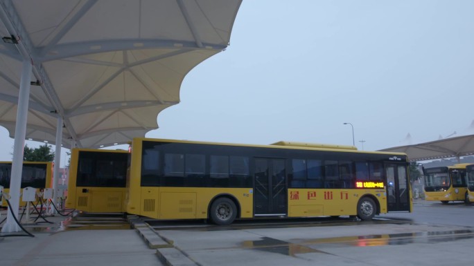 新能源公交车 充电站 巴士