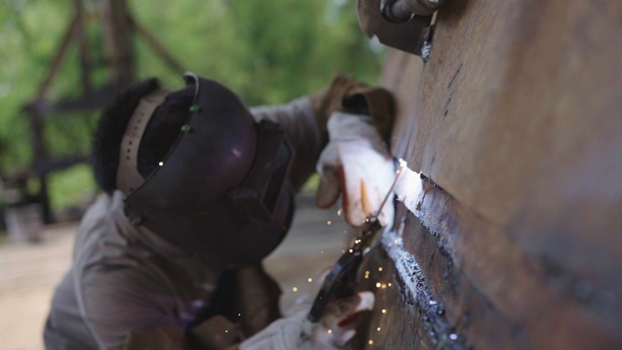 低成本焊机修复大型生锈金属板的长裂纹