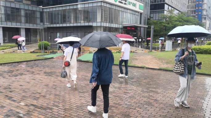 下雨 打伞