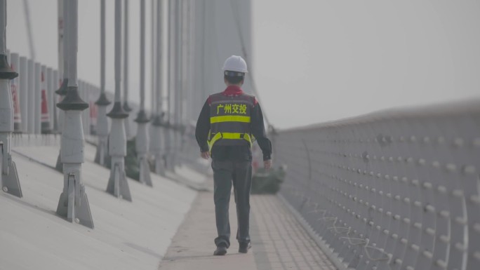 广州交投路政人员大桥上行走背影升格大湾区