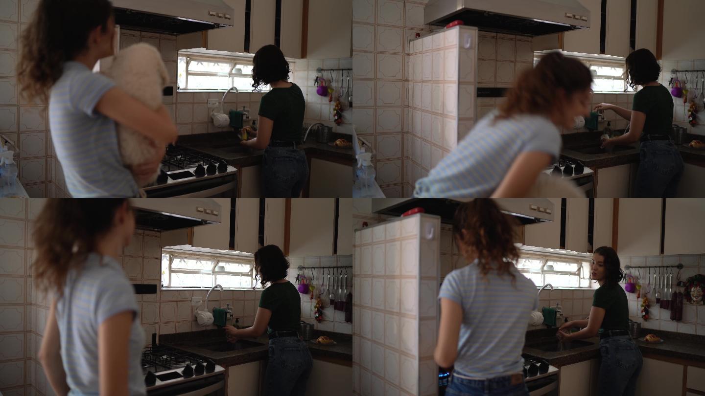 姐妹们在家聊天洗碗