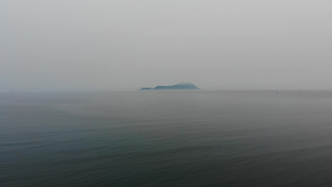 航拍 云雾缭绕的大海岛屿和船