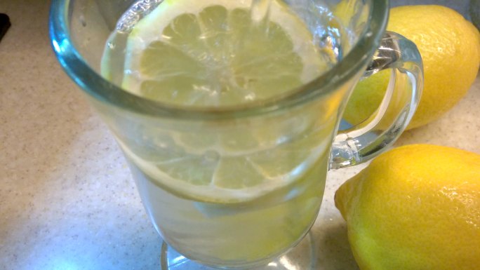 制作柠檬水、柠檬、水、红糖、玻璃杯