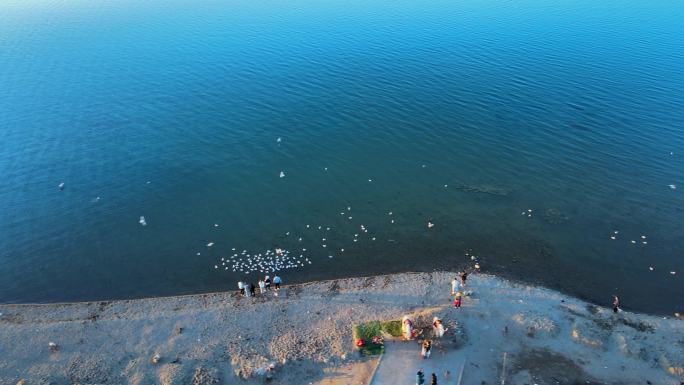 湖畔夕阳下的青海湖