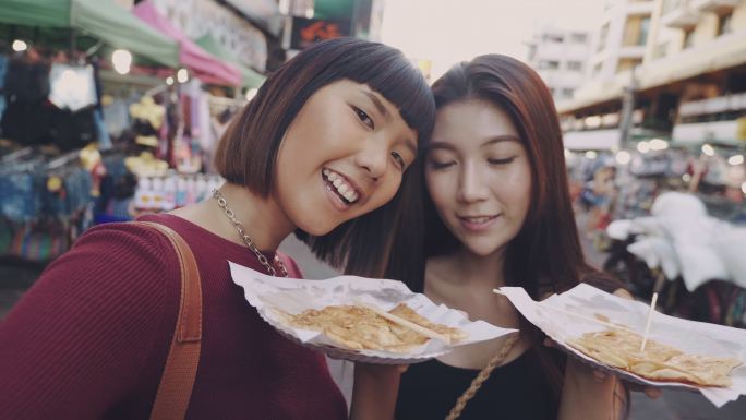 亚洲朋友在考新路拍了一张泰国街头美食的照片。