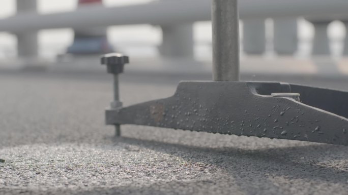 高速公路养护人员监测路面情况沥青检测设备