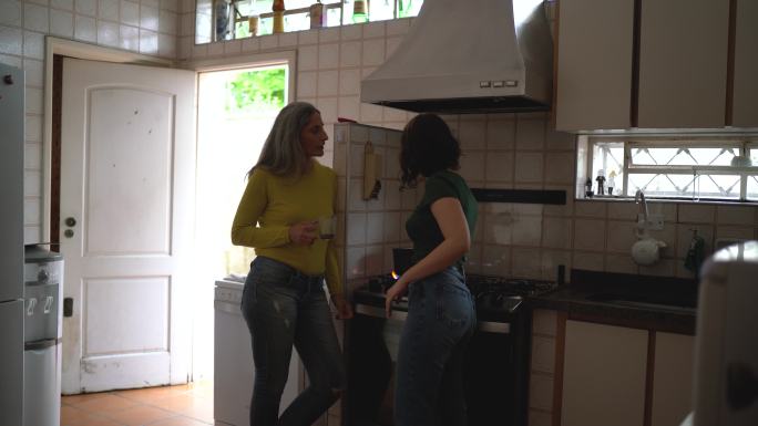 妈妈和女儿在家里的厨房里聊天