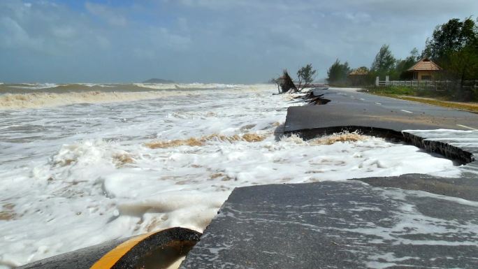 海边被海水侵蚀的道路