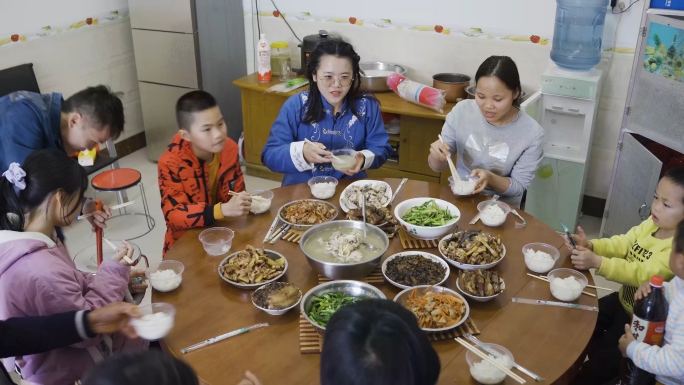 农村乡村生活热情招待好菜吃饭