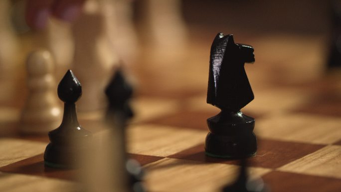 在一场国际象棋比赛中，一名涂着粉色指甲油的白人女子将对手的骑士从棋盘上除名