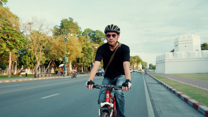 健康的游客喜欢骑自行车旅行。