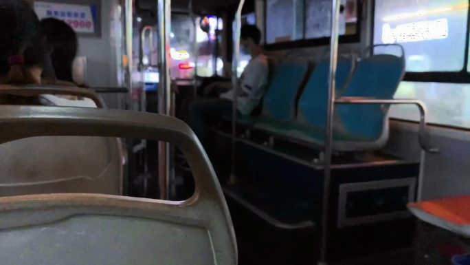 晚上独自一人坐公交