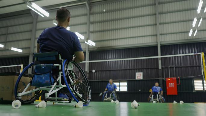 残疾人训练羽毛球