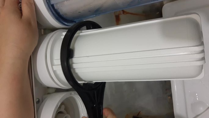 手动安装新的净水器过滤器