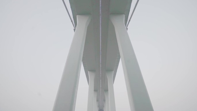 河道上的高速内部桥墩桥底支柱大桥底高架桥