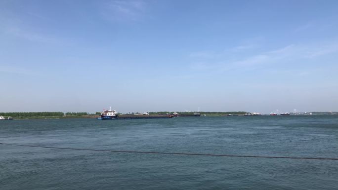 长江港口停泊的船只