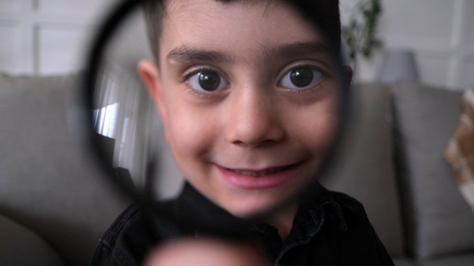 用放大镜拍摄的可爱男孩肖像