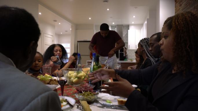 大型非裔美国人家庭感恩节圣诞餐车派对