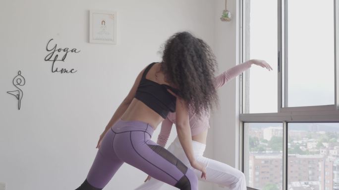 拉丁女性在公寓里做瑜伽练习