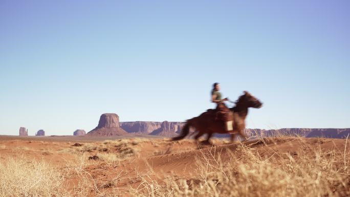 亚利桑那州纪念碑谷的纳瓦霍族儿童骑马